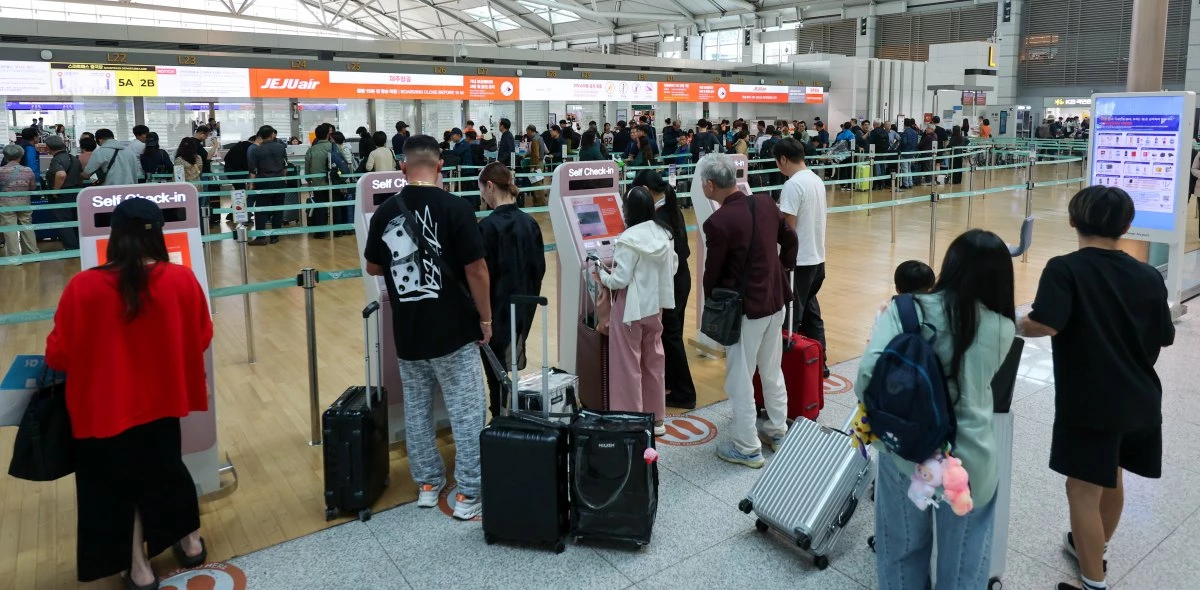 인천국제공항 1터미널 제주항공 체크인 카운터에 여행객들이 줄 서 있는 모습. / 뉴스1