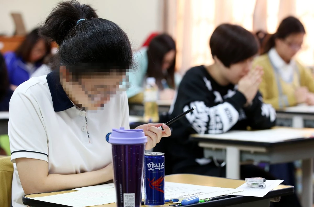 수능 실전테스트, '에너지음료 놓고' / 뉴스1