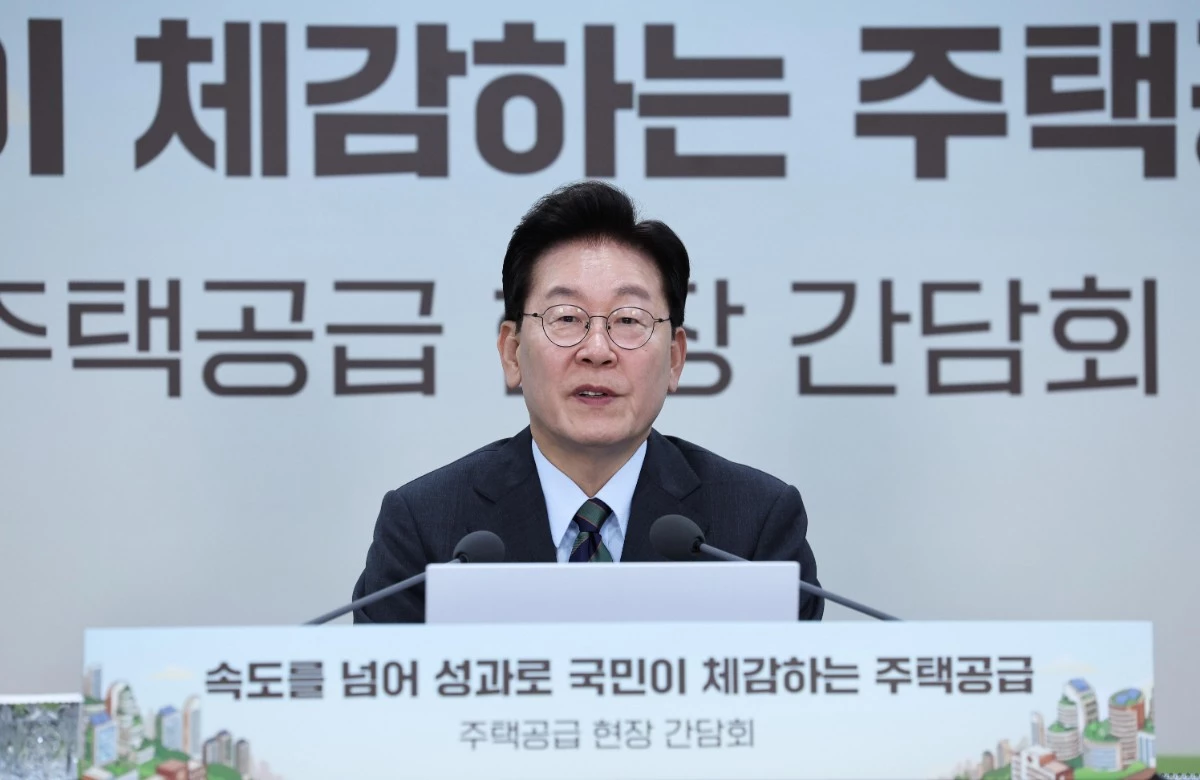 이재명 대통령이 20일 인천 계양구 공공주택지구에서 열린 주택공급 현장 간담회에서 발언하고 있다.  ／ 뉴스１