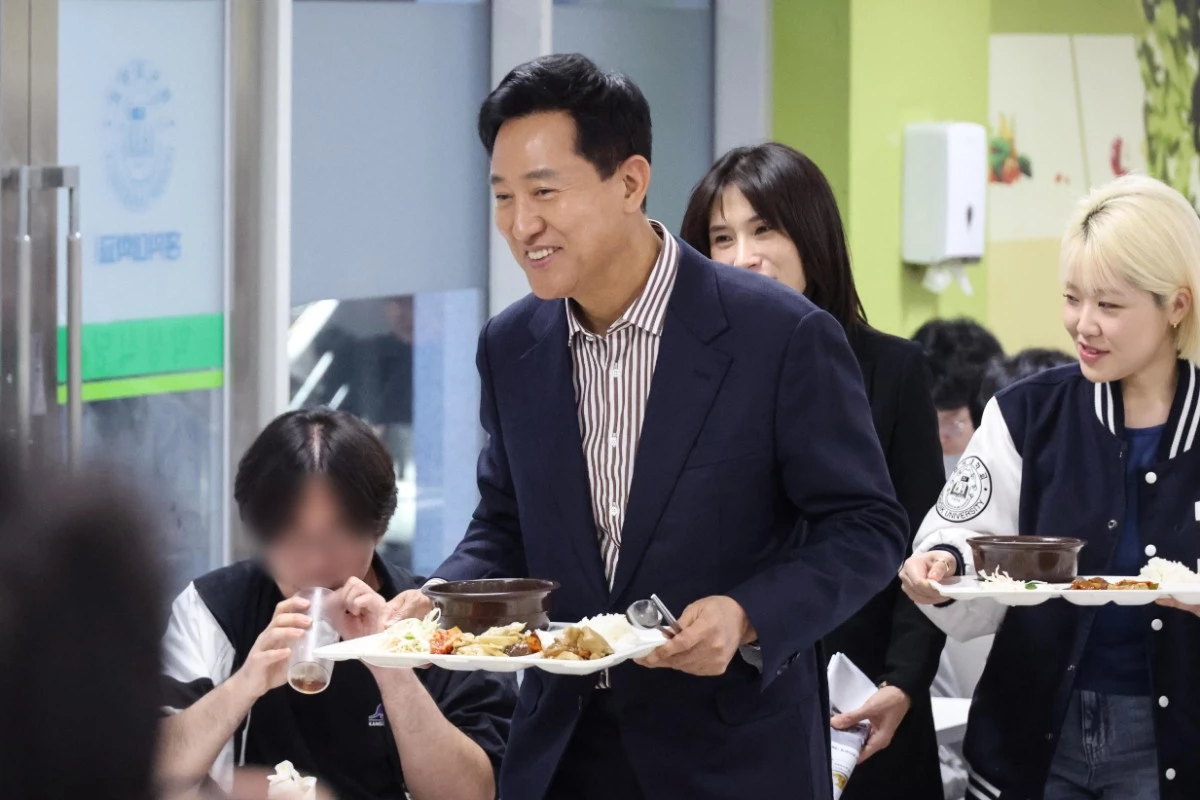 오세훈 서울시장이 20일 오후 서울 마포구 홍익대학교 학생식당에서 대학생들과 점심식사를 하기위해 이동하고 있다. /뉴스1 (공동취재)