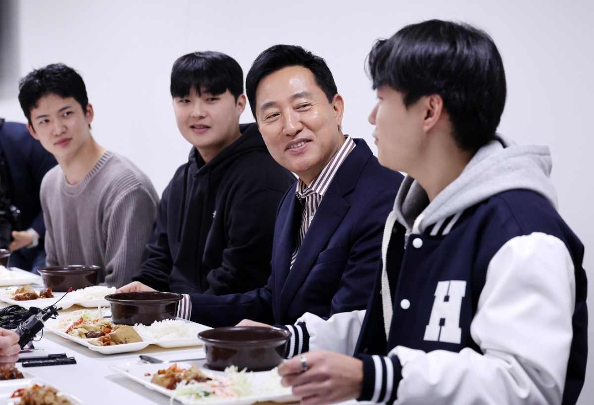 오세훈 서울시장이 20일 서울 마포구 홍익대학교 학생식당에서 학생들과 점심 식사를 하며 대화를 나누고 있다. 오 시장은 이날 학생들의 취업과 대학 생활에 대한 고민을 듣고 서울시의 주요 청년정책을 공유했다. / 뉴스1