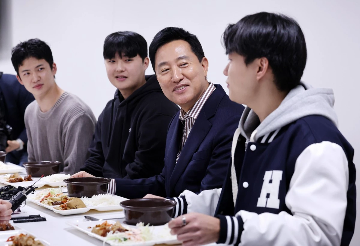 오세훈 서울시장이 20일 서울 마포구 홍익대학교 학생식당에서 학생들과 점심 식사를 하며 대화를 나누고 있다. 오 시장은 이날 학생들의 취업과 대학 생활에 대한 고민을 듣고 서울시의 주요 청년정책을 공유했다. / 뉴스1