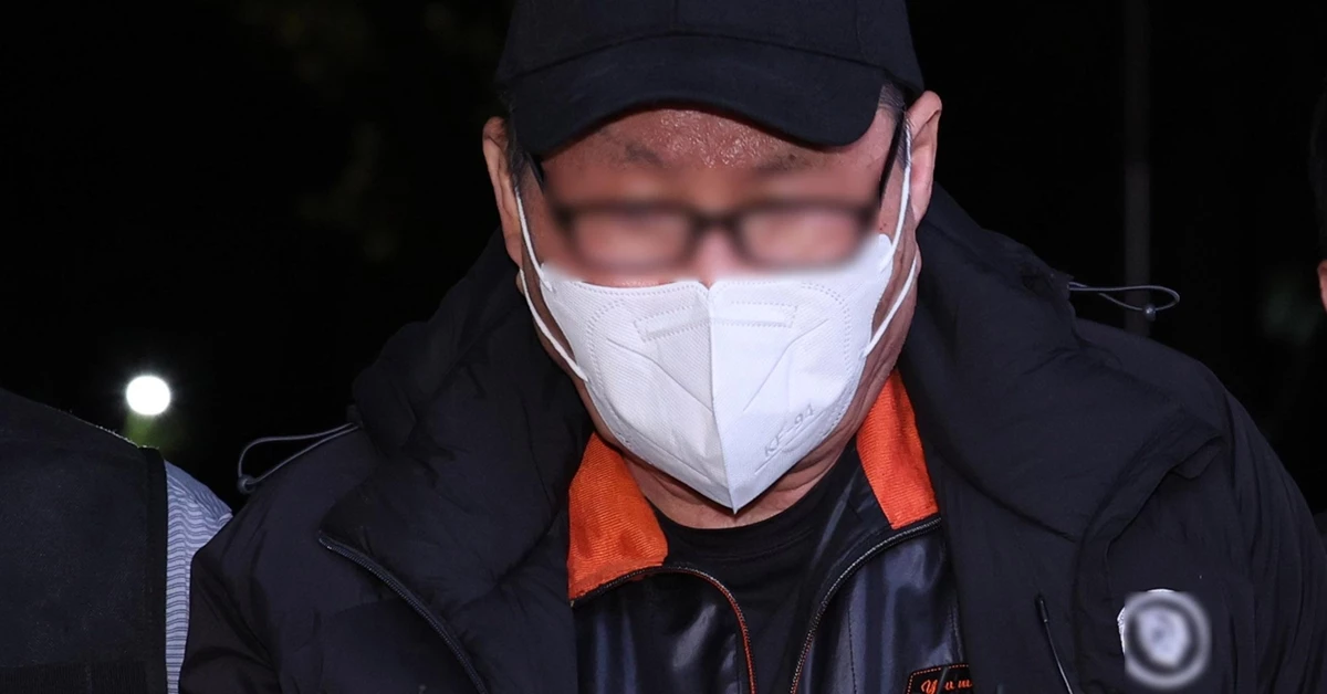 역삼동 빌딩 두 곳에 잇따라 불을 지른 혐의를 받는 방화 용의자 A씨가 20일 오후 서울 강남구 수서경찰서로 압송되고 있다. A씨는 이날 7분 간격으로 발생한 두 건의 화재로 19명의 부상자가 발생한 뒤 도주했다가 약 4시간 만인 오후 4시 16분께 서울 종로구 동묘앞역 인근에서 경찰에 붙잡혔다. / 뉴스1