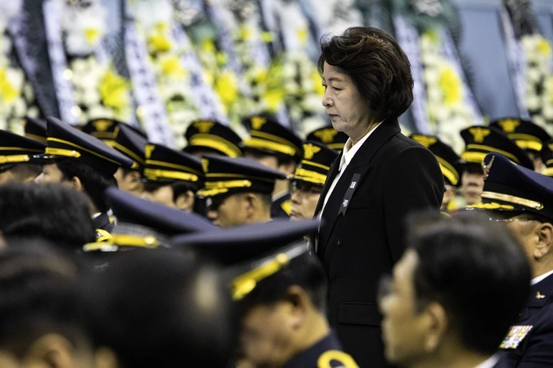 고 김진석 소방위 영결식장 들어서는 추미애 경기도지사 / 뉴스1