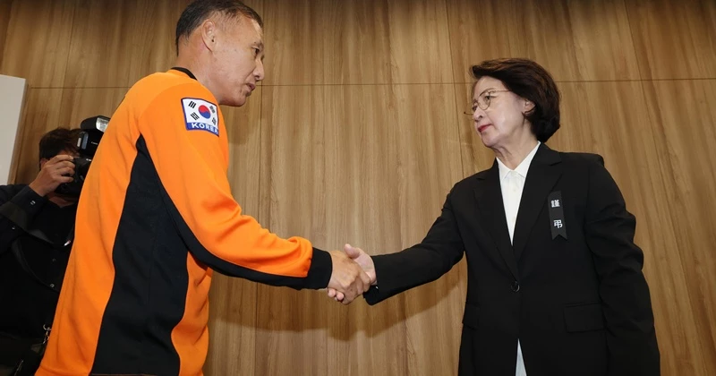 소방관들 만난 추미애 경기도지사 / 뉴스1