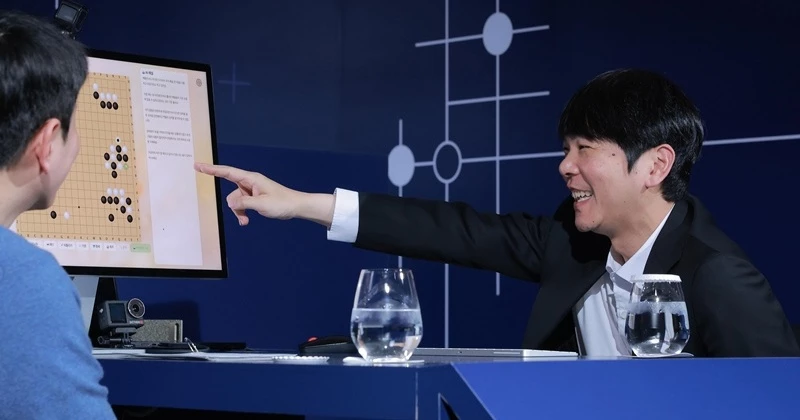 AI 에이전트의 훈수에 미소짓는 이세돌 9단 / 뉴스1