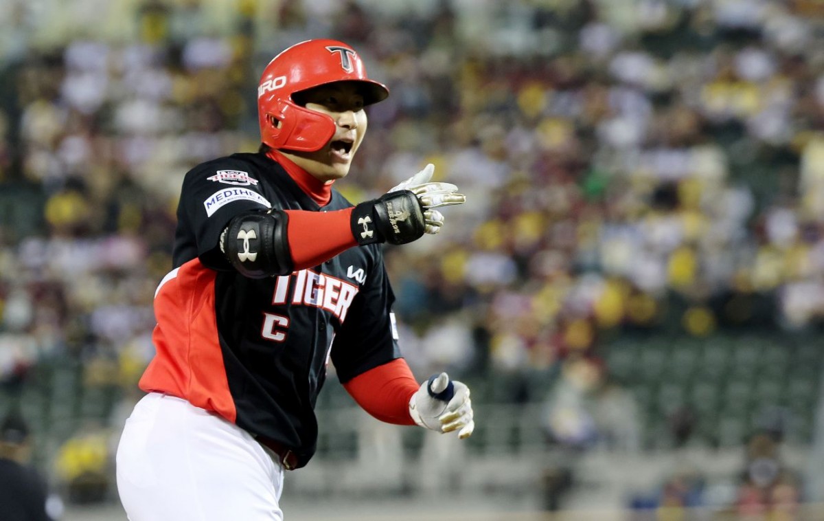 지난 20일 오후 서울 잠실야구장에서 열린 프로야구 2026 신한 SOL KBO 포스트시즌 준플레이오프 3차전 KIA 타이거즈와 LG 트윈스의 경기, 2회초 나성범이 솔로 홈런을 친 뒤 홈으로 향하고 있다. / 뉴스1
