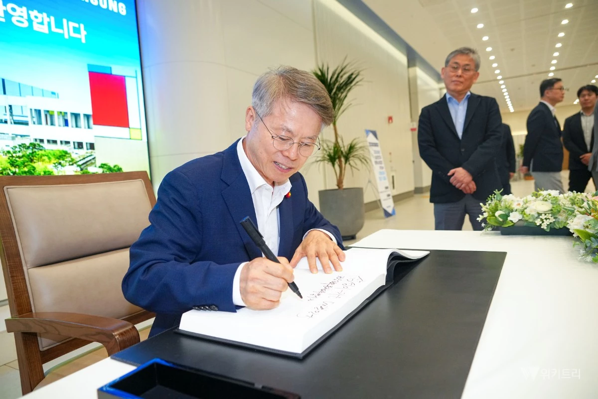 민형배 전남광주통합특별시장이 20일 오후 경기도 삼성전자 평택캠퍼스를 방문, 방명록을 작성하고 있다. /전남광주통합특별시
