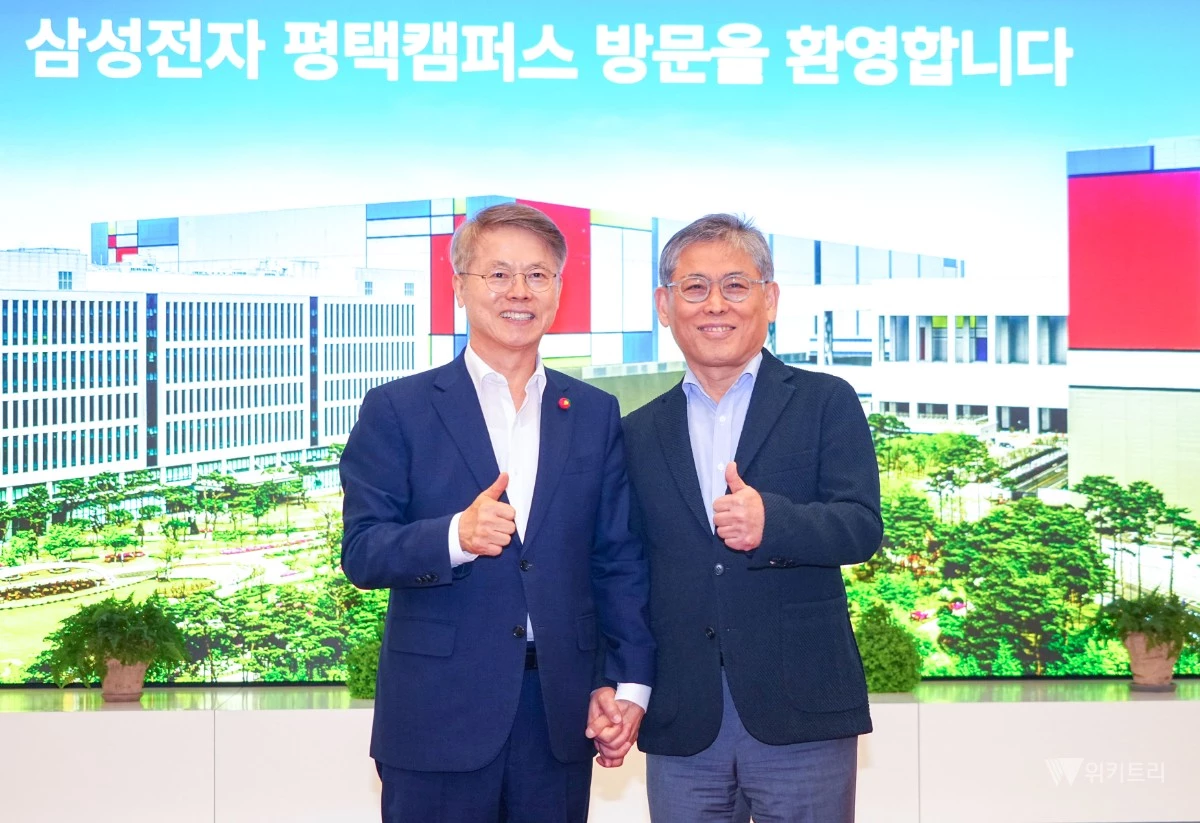 민형배 전남광주통합특별시장이 20일 오후 경기도 삼성전자 평택캠퍼스를 방문, 김용관 삼성전자 DS부문 경영전략총괄 사장과 기념촬영을 하고 있다. /전남광주통합특별시 제공