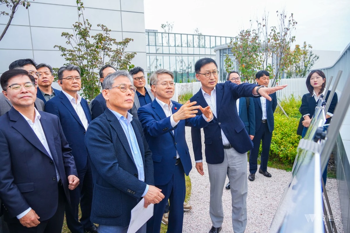 민형배 전남광주통합특별시장이 20일 오후 경기도 삼성전자 평택캠퍼스를 방문, P5 공사 현황에 대한 설명을 듣고 있다. /전남광주통합특별시 제공