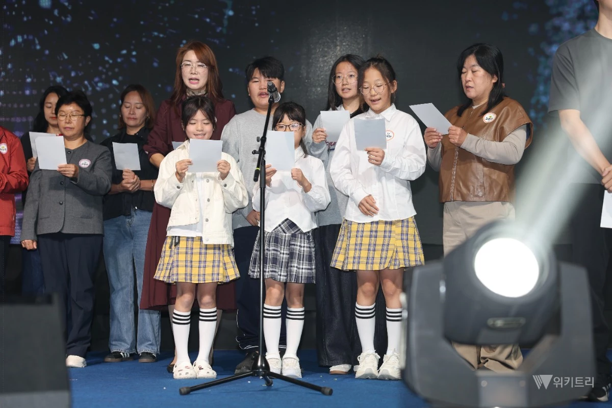 시민대표들이 20일 광주여자대학교 유니버시아드체육관에서 열린 ‘제35회 광산구민의 날 기념식’에서 구민헌장을 낭독하고 있다. / 광산구
