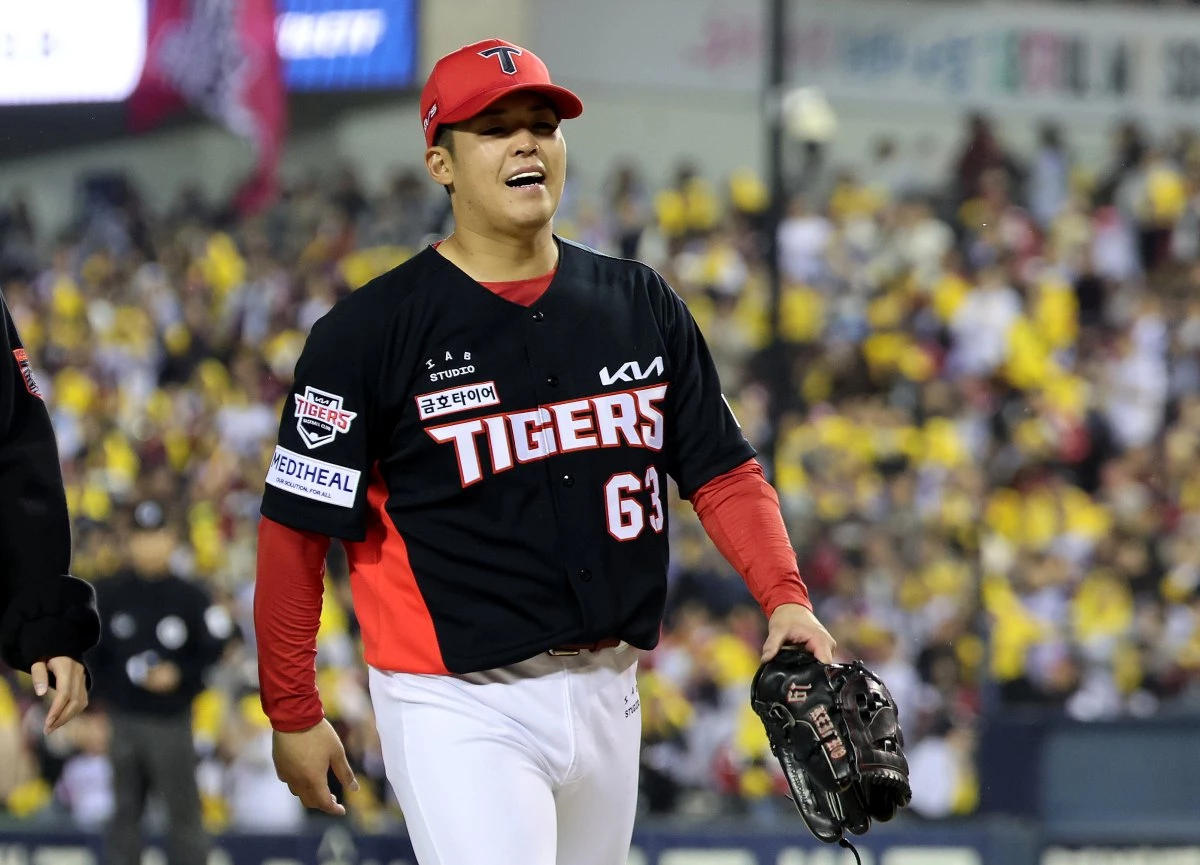 20일 오후 서울 잠실야구장에서 열린 프로야구 2026 신한 SOL KBO 포스트시즌 준플레이오프 3차전 KIA 타이거즈와 LG 트윈스의 경기 6회말 무사 2,3루 상황 KIA 선발투수 시라카와가 교체되고 있다. / 뉴스1