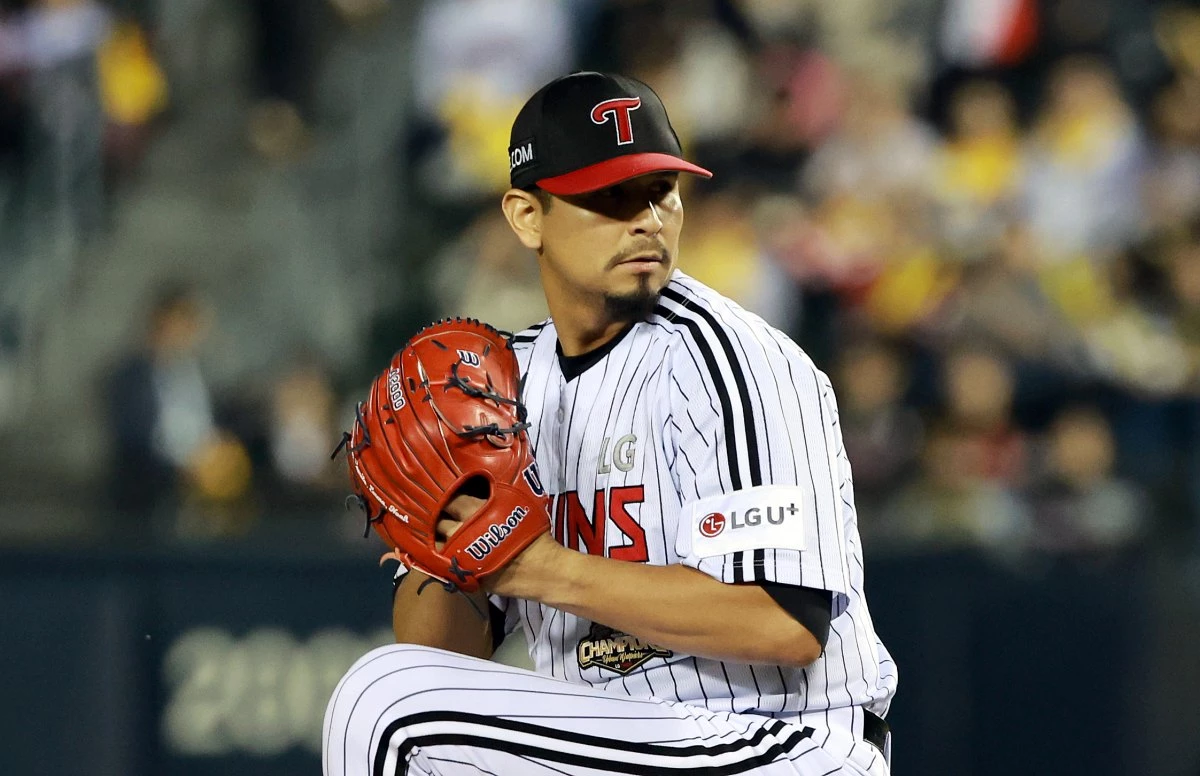 20일 오후 서울 송파구 잠실야구장에서 열린 프로야구 2026 신한 SOL KBO 포스트시즌 준플레이오프 3차전 KIA 타이거즈와 LG 트윈스의 경기, 1회초 LG 선발투수 카라스코가 역투하고 있다. / 뉴스1