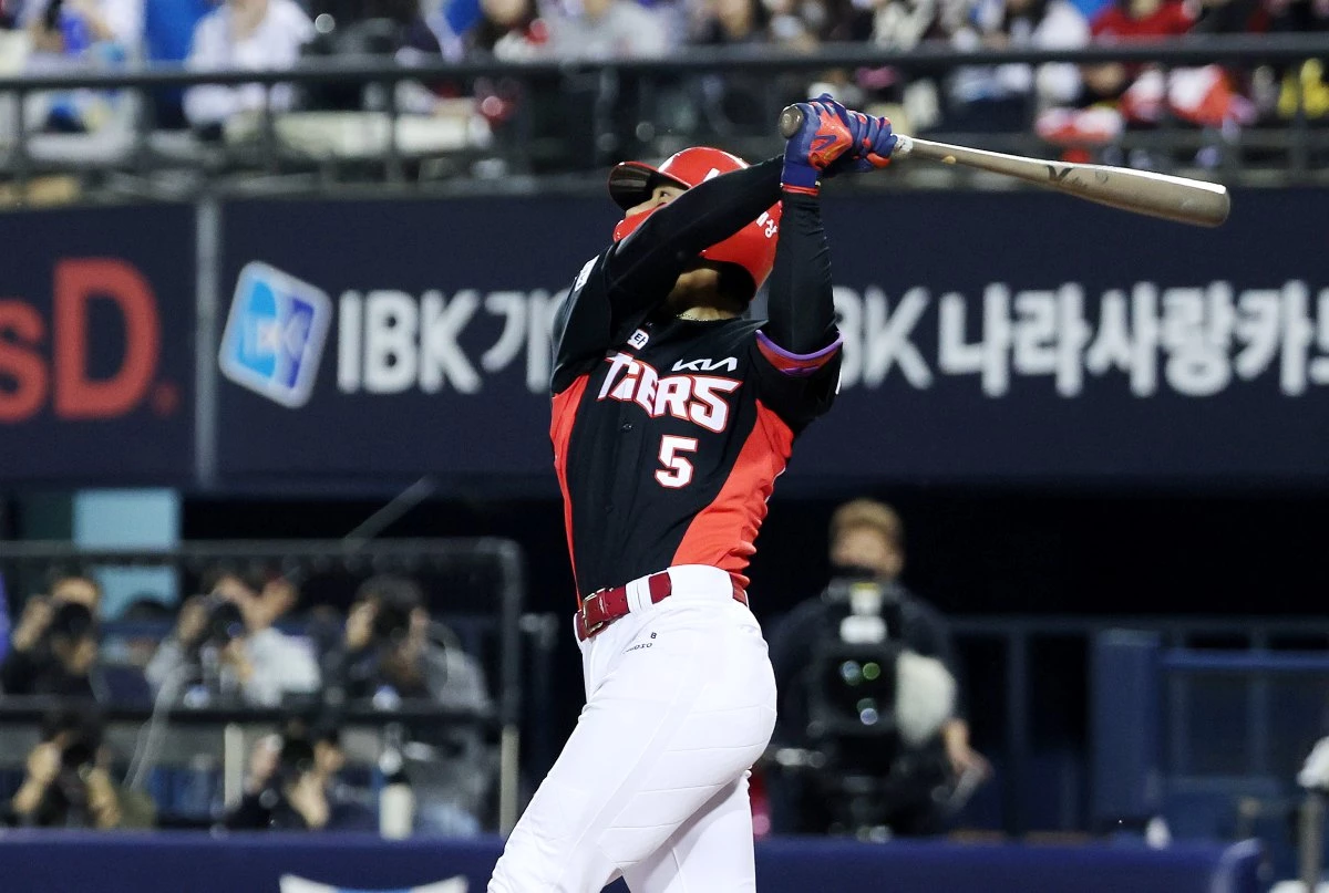 20일 오후 서울 잠실야구장에서 열린 프로야구 2026 신한 SOL KBO 포스트시즌 준플레이오프 3차전 KIA 타이거즈와 LG 트윈스의 경기, 2회초 1사 만루상황 KIA 김도영이 만루 홈런을 치고 있다. / 뉴스1
