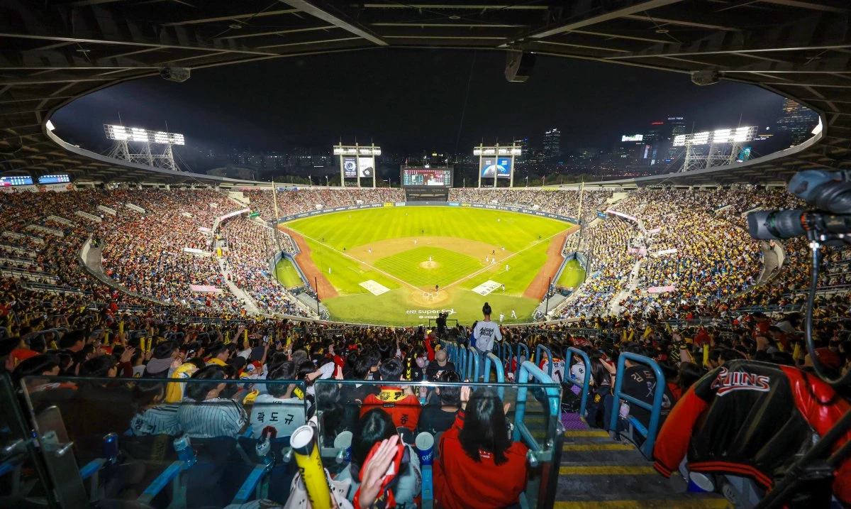 20일 오후 서울 송파구 잠실야구장에서 열린 프로야구 2026 신한 SOL KBO 포스트시즌 준플레이오프 3차전 KIA 타이거즈와 LG 트윈스의 경기에서 야구팬들이 열띤 응원을 펼치고 있다. / 뉴스1