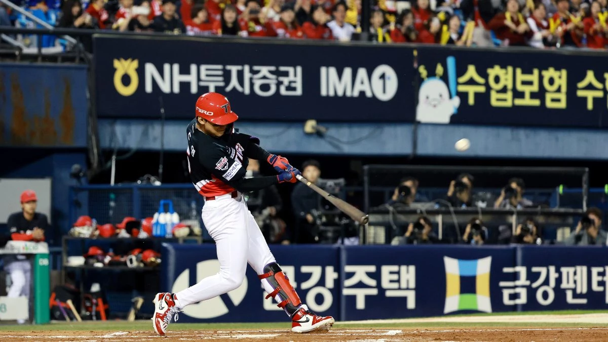 20일 오후 서울 송파구 잠실야구장에서 열린 프로야구 2026 신한 SOL KBO 포스트시즌 준플레이오프 3차전 KIA 타이거즈와 LG 트윈스의 경기, 2회초 1사 만루 상황에서 KIA 김도영이 만루홈런을 치고 있다. / 뉴스1