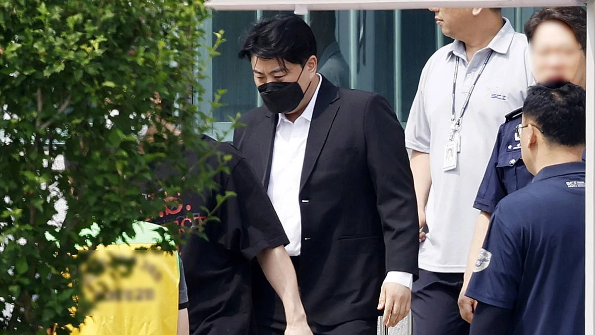 음주 운전 뺑소니 혐의로 복역 중이던 가수 김호중(35)이 지난 6월 30일 경기 여주시 소망교도소에서 가석방으로 출소하고 있다. 김호중은 본래 1·2심에서 2년 6개월 형을 받아 오는 11월 출소 예정이었지만 최근 가석방 심사에 통과해 약 5개월 출소 시기를 당기게 됐다 / 뉴스1