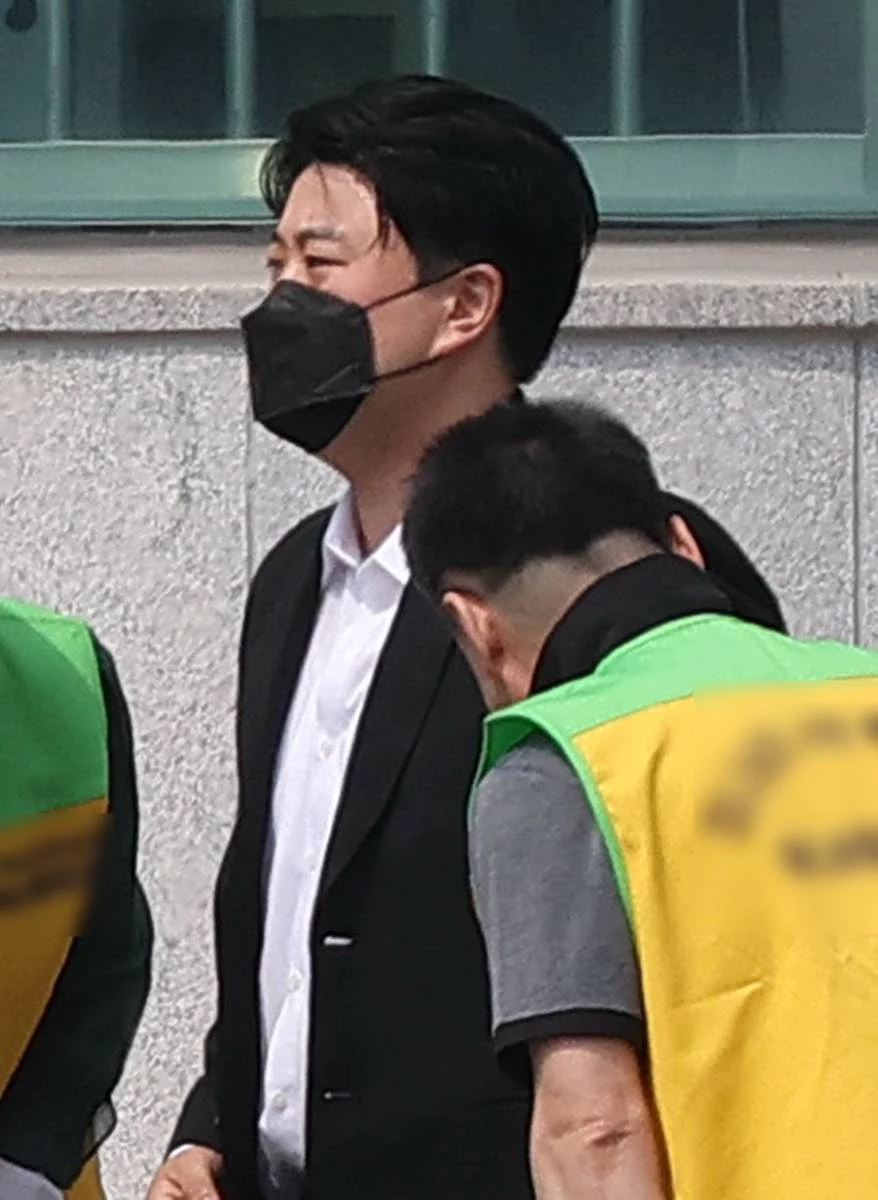 음주 운전 뺑소니 혐의로 복역 중이던 가수 김호중(35)이 지난 6월 30일 경기 여주시 소망교도소에서 가석방으로 출소하고 있다 / 뉴스1