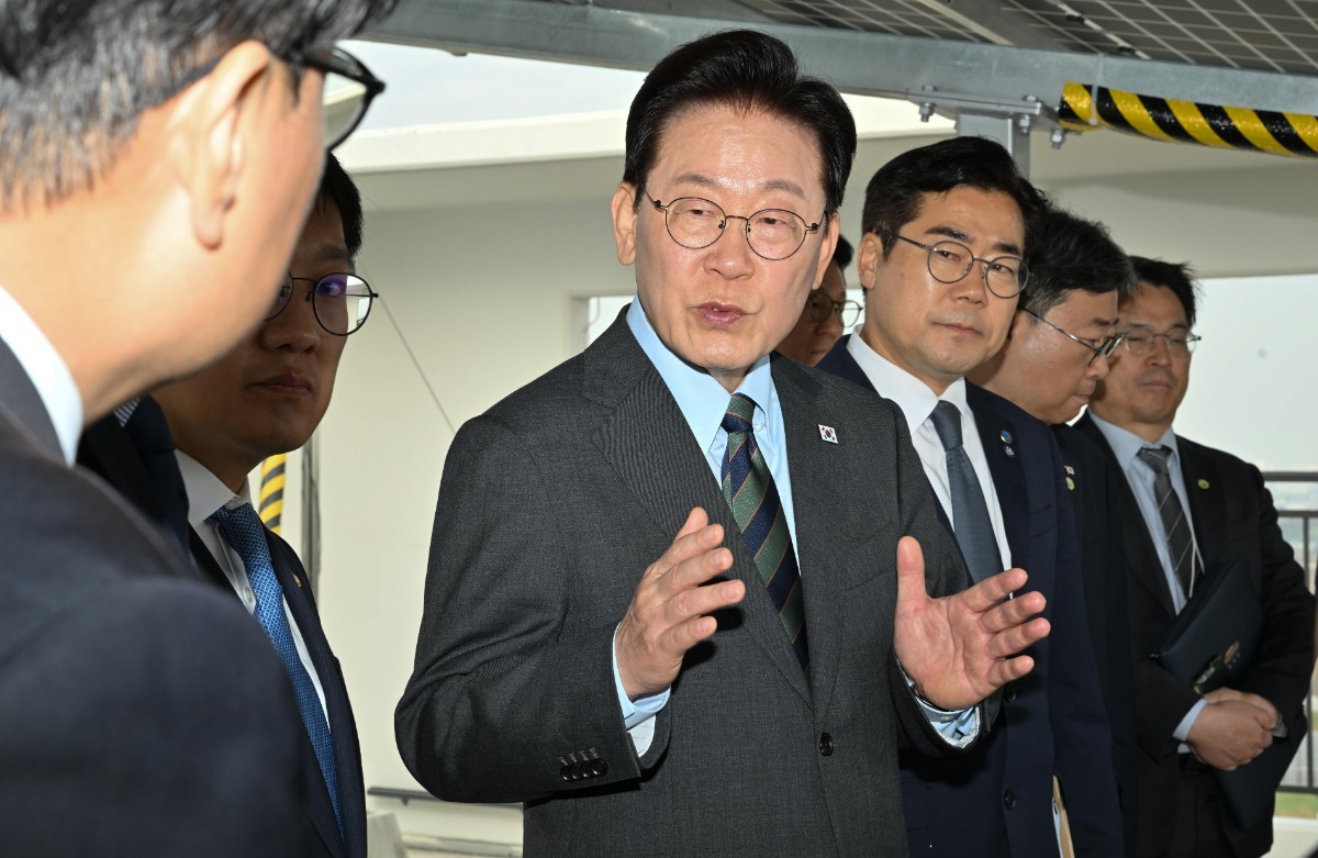 이재명 대통령이 20일 인천 계양구 공공주택지구를 찾아 관계자와 3기 신도시에 대한 대화를 하고 있다. / 뉴스1