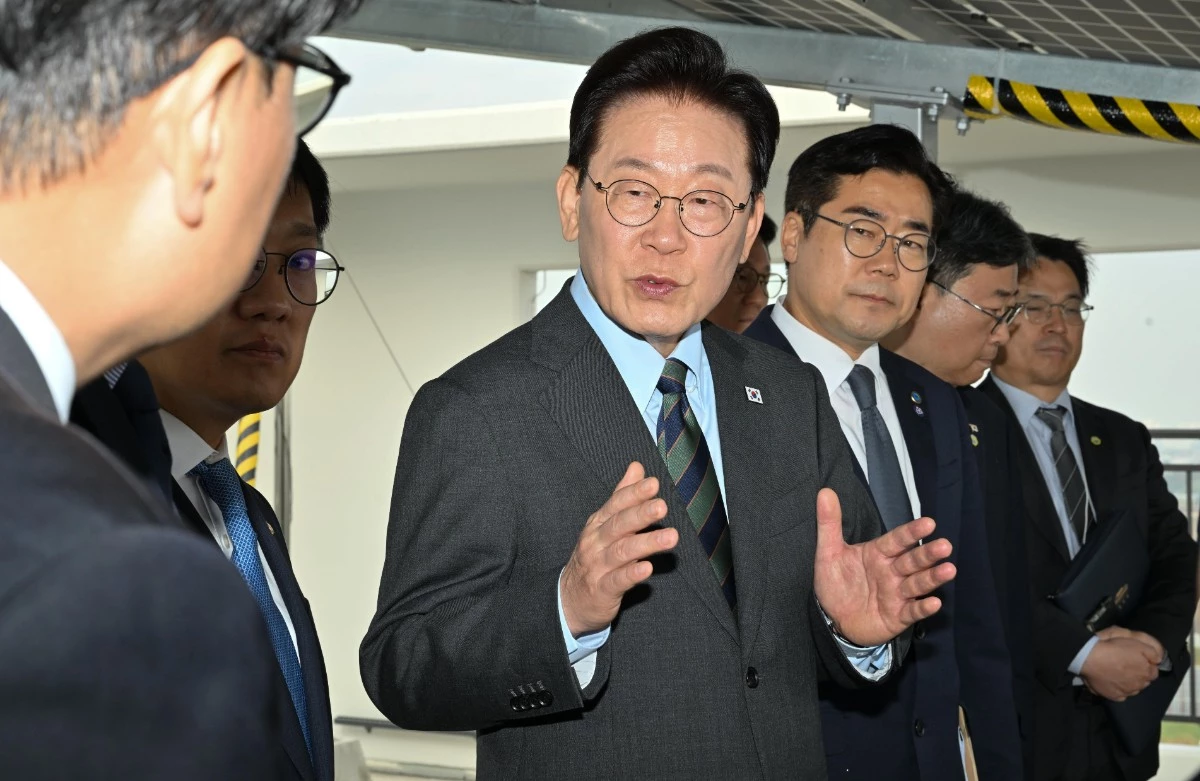 이재명 대통령이 20일 인천 계양구 공공주택지구를 찾아 관계자와 3기 신도시에 대한 대화를 하고 있다. / 뉴스1