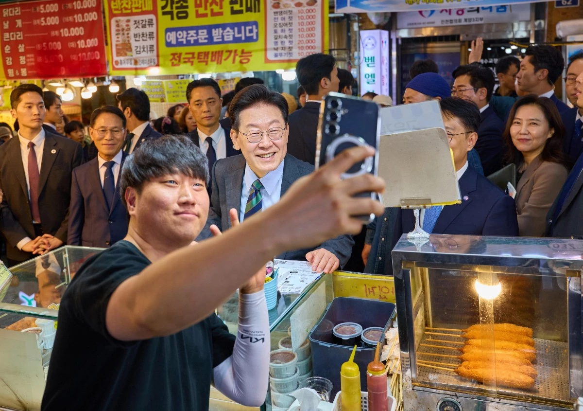 이재명 대통령이 20일 인천 계양전통시장을 찾아 상인과 기념촬영을 하고 있다. / 청와대 제공.