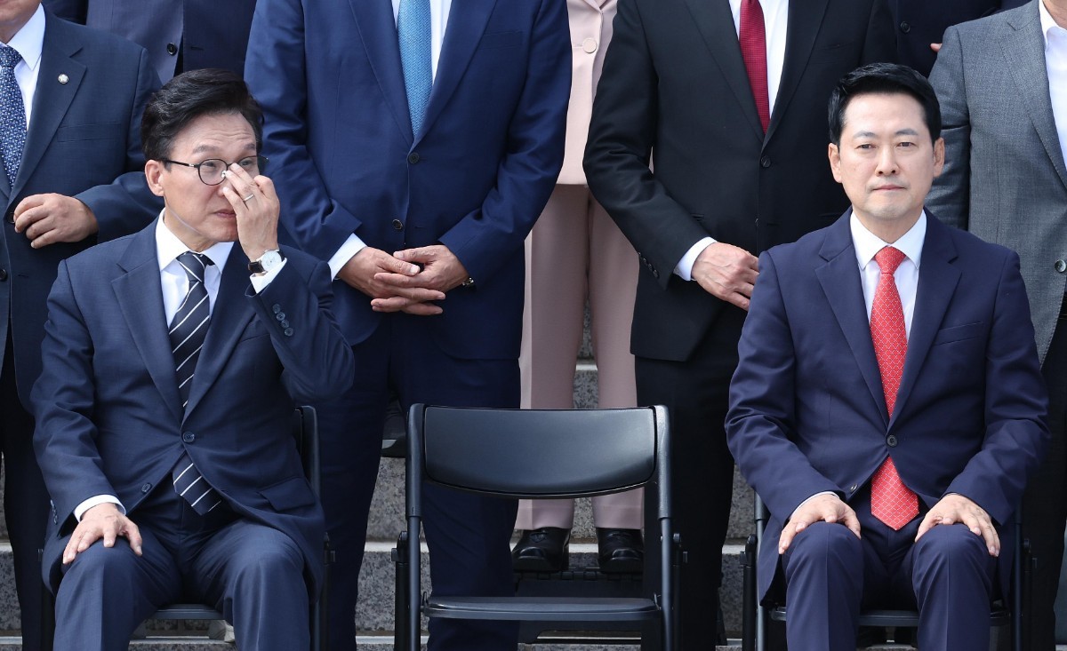 김민석(왼쪽) 더불어민주당 대표와 장동혁 국민의힘 대표가 제22대 국회의원들이 9월 3일 서울 여의도 국회 본청 계단에서 열린 후반기 단체 기념 사진 촬영에 자리하고 있다. / 뉴스1
