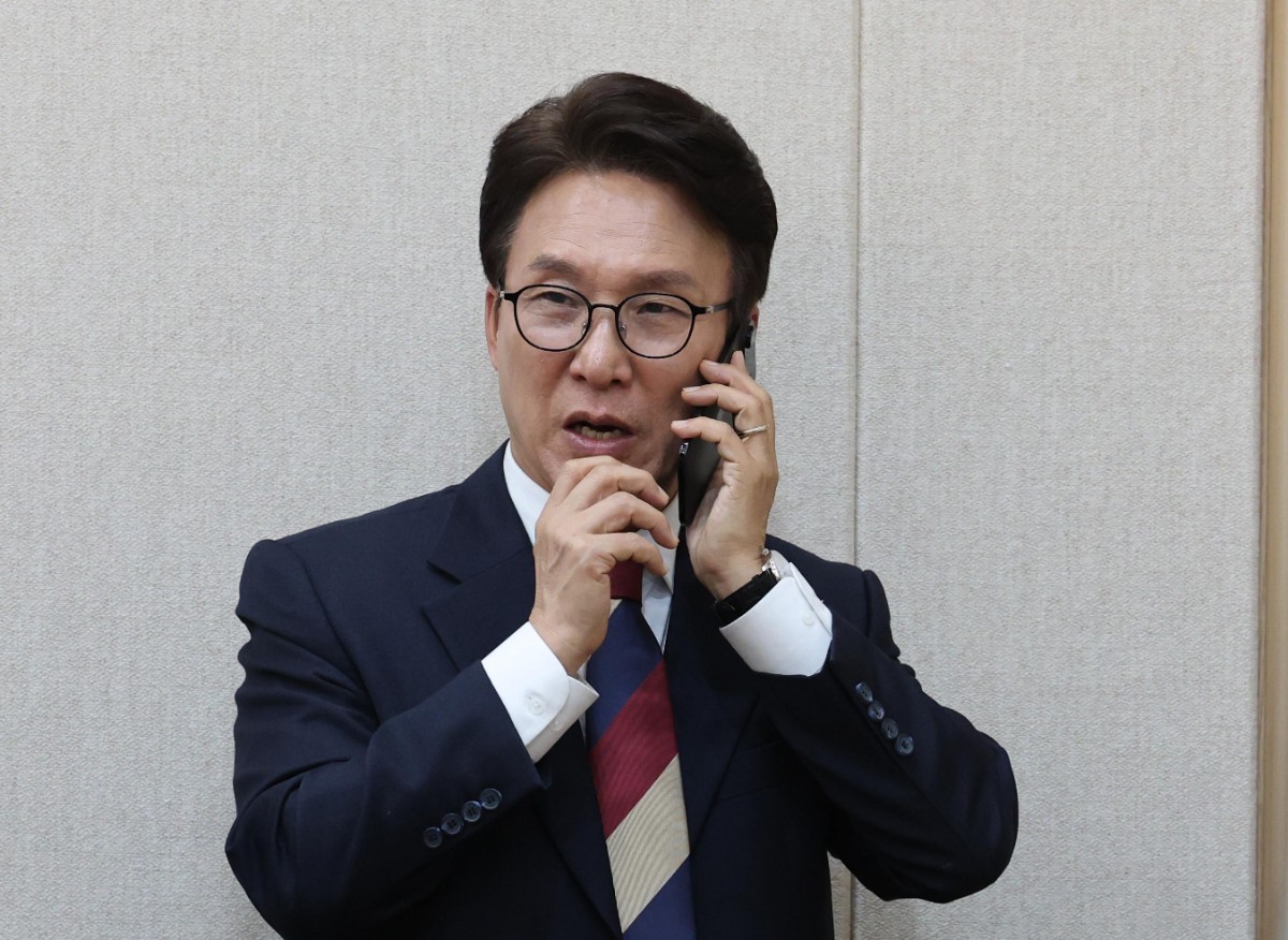 김민석 더불어민주당 의원이 19일 충남 계룡대에서 열린 국회 국방위원회의 육군본부에 대한 국정감사에서 통화하고 있다. / 뉴스1