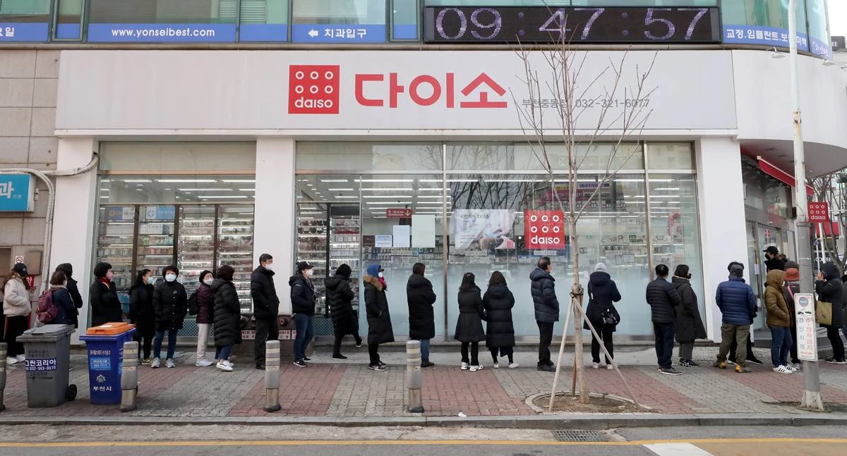 다이소 매장 앞에 길게 줄 선 사람들. 기사 이해 돕기 위한 자료 사진 / 뉴스1