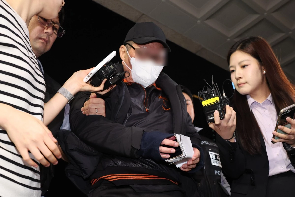 역삼동 빌딩 두 곳에 잇따라 불을 지른 혐의를 받는 방화 용의자 A씨가 20일 오후 서울 강남구 수서경찰서로 압송되고 있다. A씨는 이날 7분 간격으로 발생한 두 건의 화재로 19명의 부상자가 발생한 뒤 도주했다가 약 4시간 만인 오후 4시 16분께 서울 종로구 동묘앞역 인근에서 경찰에 붙잡혔다./ 뉴스1