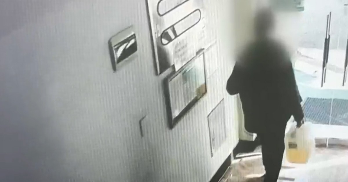 역삼동 빌딩 두 곳에 잇따라 불을 지른 혐의를 받는 방화 용의자 A씨가 시너통을 들고 가는 모습. /KBS 뉴스 영상 캡처