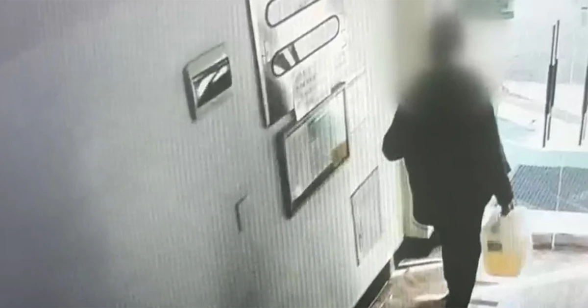역삼동 빌딩 두 곳에 잇따라 불을 지른 혐의를 받는 방화 용의자 A씨가 시너통을 들고 가는 모습. /KBS 뉴스 영상 캡처