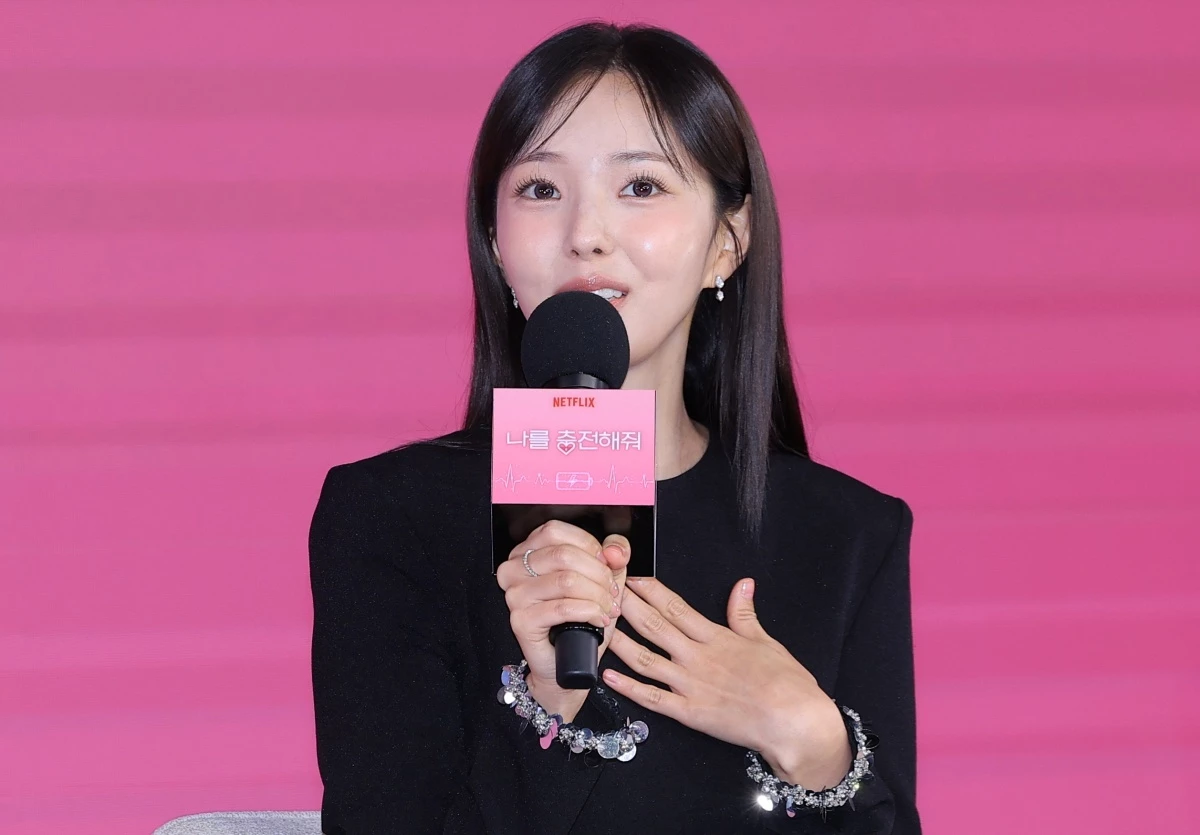 배우 채수빈이 지난 1일 서울 마포구 호텔 나루 서울 엠갤러리에서 열린 넷플릭스 시리즈 '나를 충전해줘' 제작발표회에서 캐릭터 설명을 하고 있다. / 뉴스1