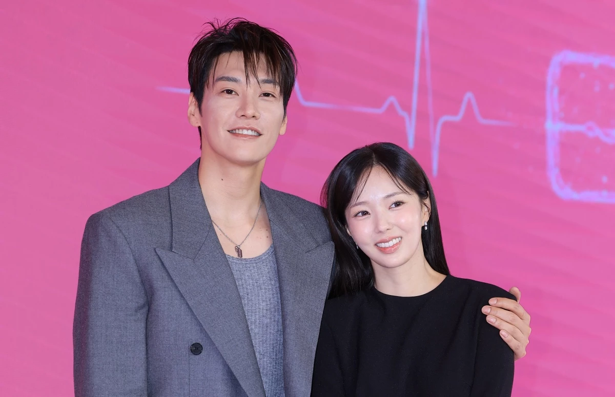 배우 김영광과 채수빈(오른쪽)이 지난 1일 서울 마포구 호텔 나루 서울 엠갤러리에서 열린 넷플릭스 시리즈 '나를 충전해줘' 제작발표회에서 포즈를 취하고 있다. / 뉴스1