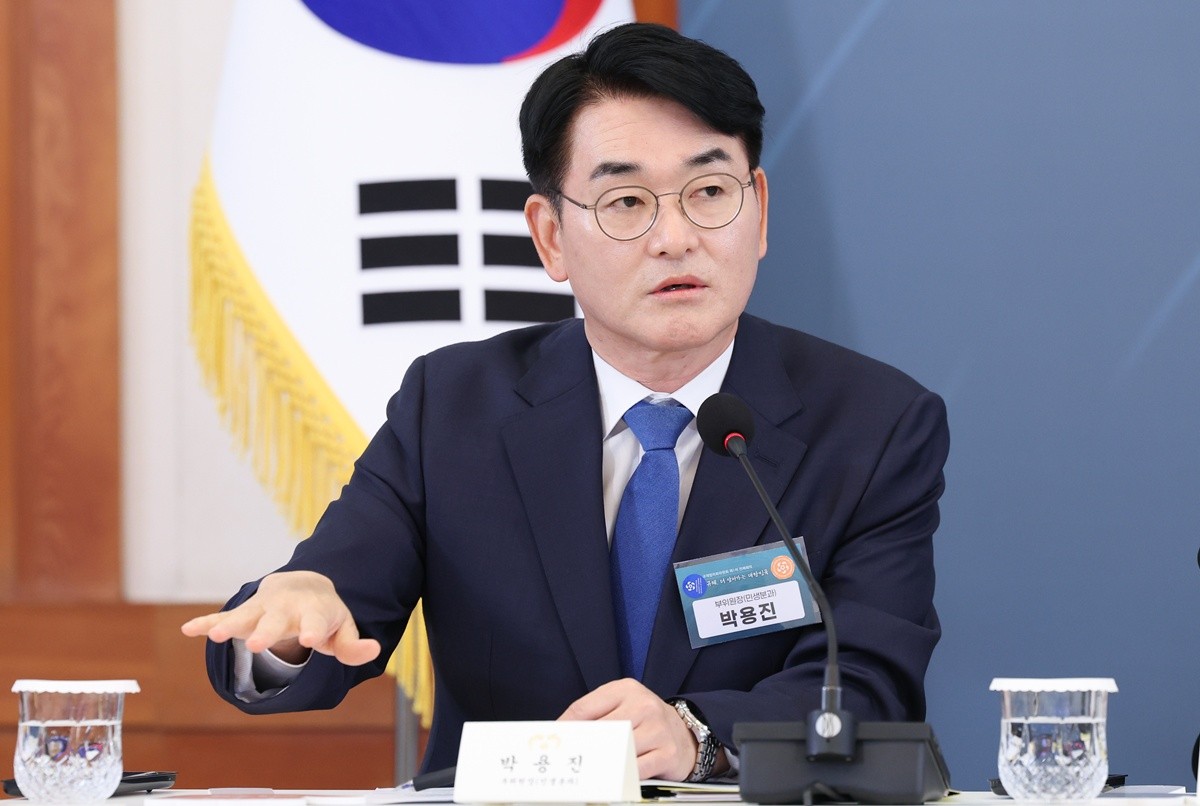 박용진 규제합리화위원회 부위원장이 청와대에서 열린 규제합리화위원회 제1차 전체회의에서 발언을 하고 있다. 기사 이해를 돕기 위한 자료 사진. 박용진 부위원장은 '유시민 작가를 비롯해서 또 여러 유튜버들, 조국혁신당도 그런 입장인데. 계속해서 이재명 대통령을 공격하고 흔든다. 우리 지지층이 그 말을 듣고 이재명 대통령 좀 문제가 있다. 이렇게 (생각)한다'라고 지적했다. 그러면서 '이 상황을 보고 배꼽을 잡고 좋아하는 쪽은 국민의힘이나 한동훈 의원이다. 결과적으로 정치적 이득도 국민의힘이나 한동훈 의원이 가져간다'라고 주장했다. 박 부위원장은 19일 kbc광주방송 '뉴스메이커' 인터뷰에서 이렇게 밝혔다. / 뉴스1