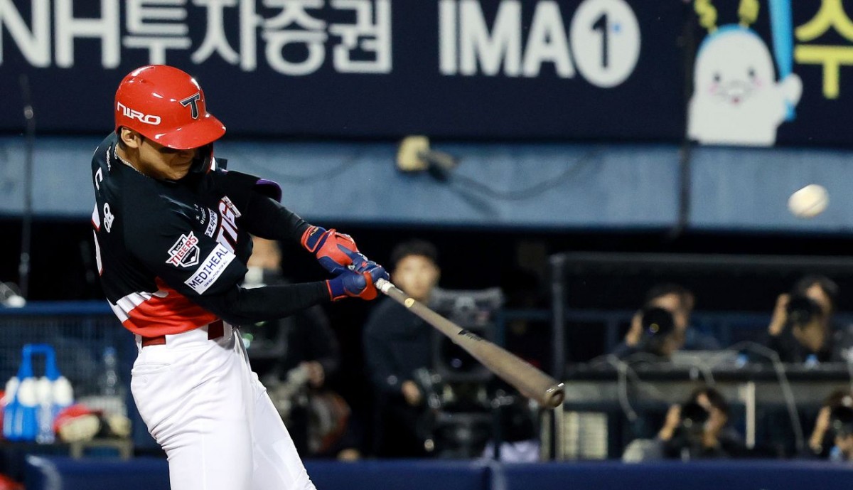 20일 오후 서울 송파구 잠실야구장에서 열린 프로야구 2026 신한 SOL KBO 포스트시즌 준플레이오프 3차전 KIA 타이거즈와 LG 트윈스의 경기, 2회초 1사 만루 상황에서 KIA 김도영이 만루홈런을 치고 있다. / 뉴스1