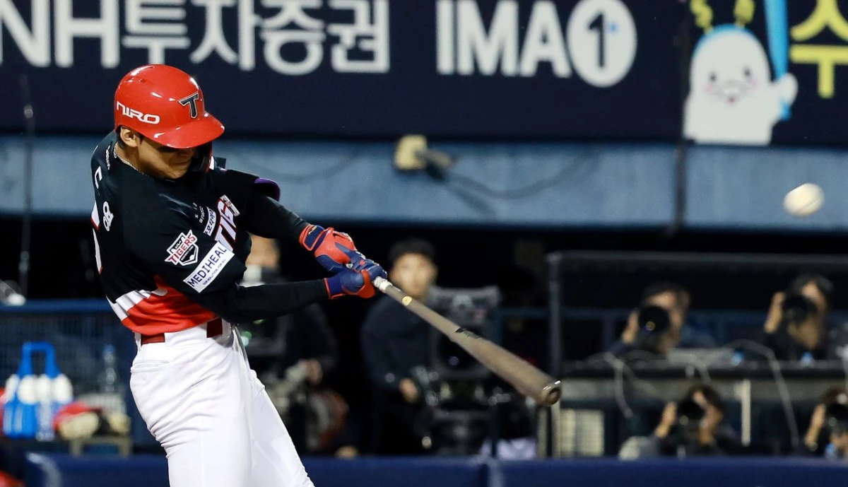 20일 오후 서울 송파구 잠실야구장에서 열린 프로야구 2026 신한 SOL KBO 포스트시즌 준플레이오프 3차전 KIA 타이거즈와 LG 트윈스의 경기, 2회초 1사 만루 상황에서 KIA 김도영이 만루홈런을 치고 있다. / 뉴스1