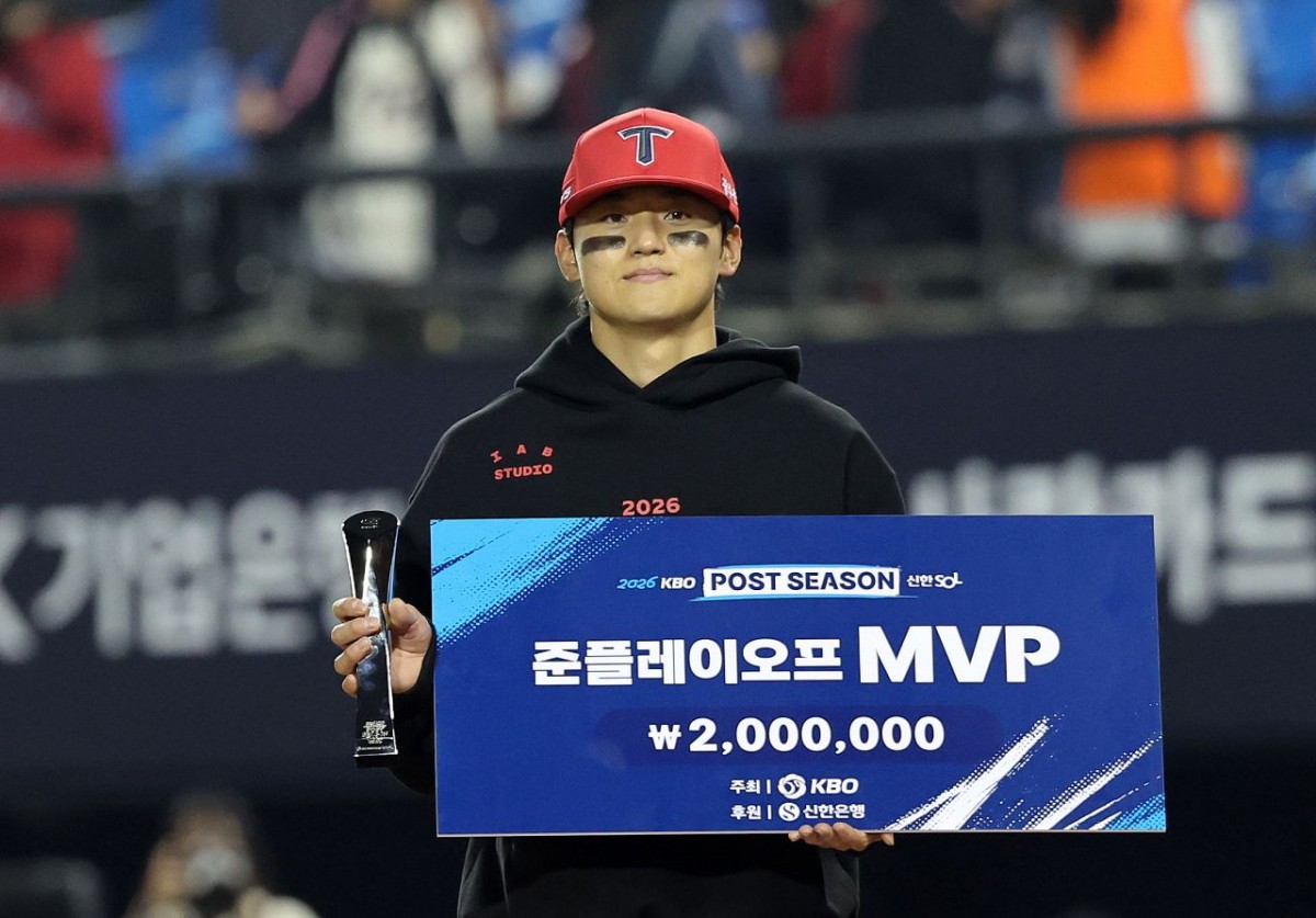 20일 오후 서울 잠실야구장에서 열린 프로야구 2026 신한 SOL KBO 포스트시즌 준플레이오프 3차전 KIA 타이거즈와 LG 트윈스의 경기에서 준플레이오프 MVP를 차지한 김도영이 기념촬영하고 있다. / 뉴스1