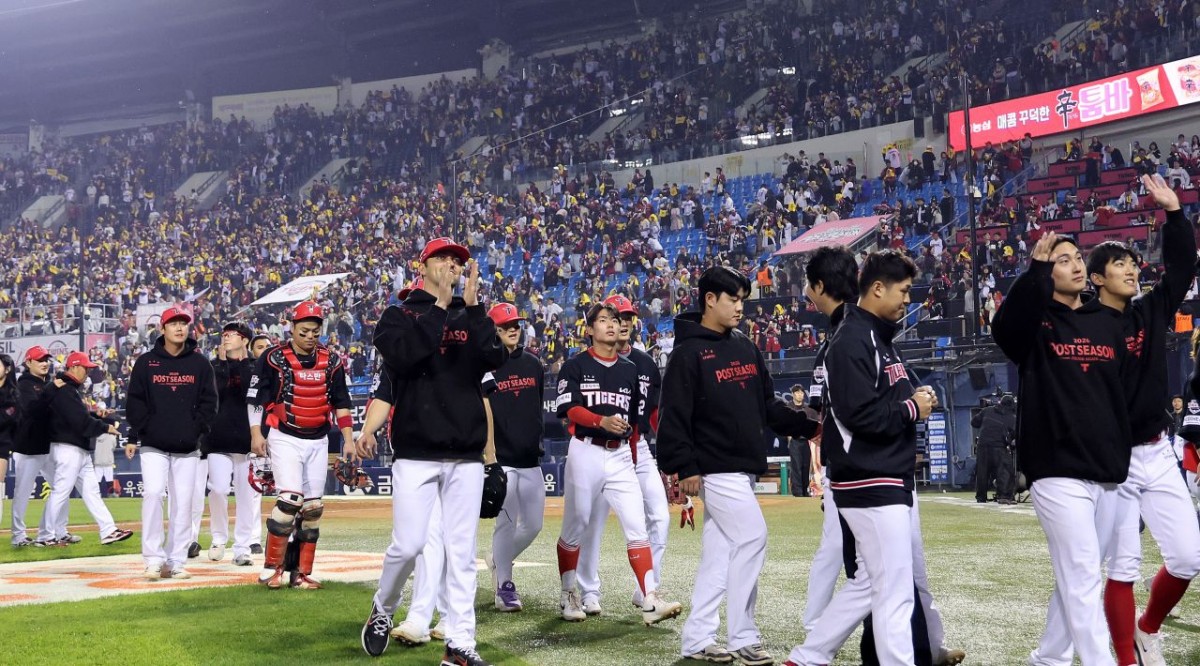 20일 오후 서울 잠실야구장에서 열린 프로야구 2026 신한 SOL KBO 포스트시즌 준플레이오프 3차전 KIA 타이거즈와 LG 트윈스의 경기에서 13대 1로 승리를 거둔 KIA 선수들이 기뻐하고 있다. / 뉴스1