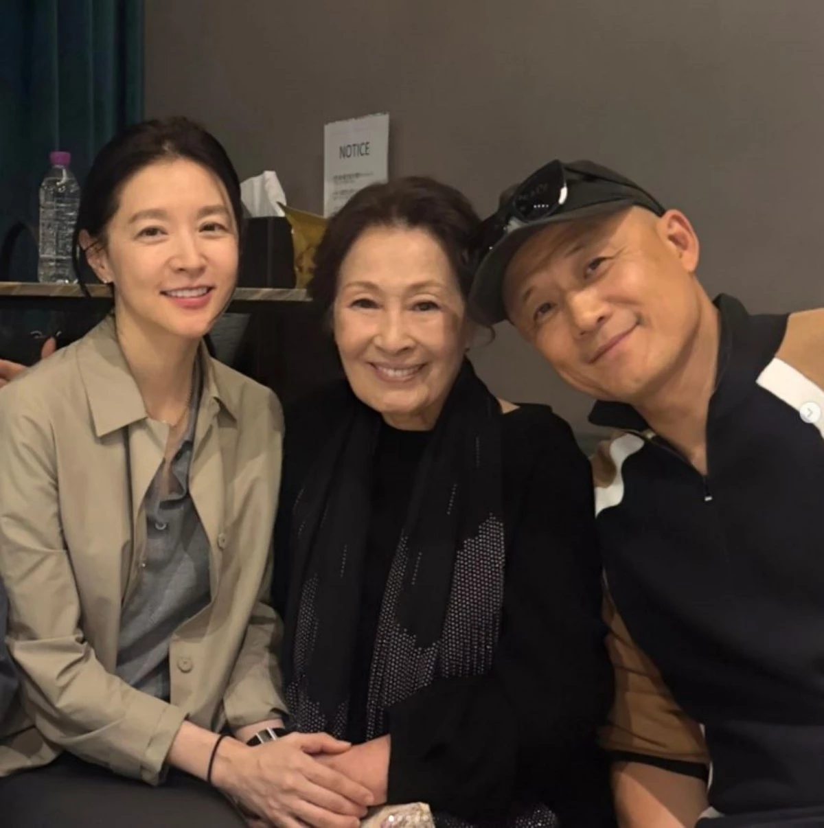 배우 이영애(맨 왼쪽)와 김혜자(중앙)의 웃는 모습이 담긴 사진. / 이영애 인스타그램