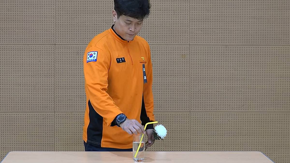 '빨대 뽑더니 국화꽃을…' 현직 소방관이 올린 1분 영상, 모두 먹먹해졌다