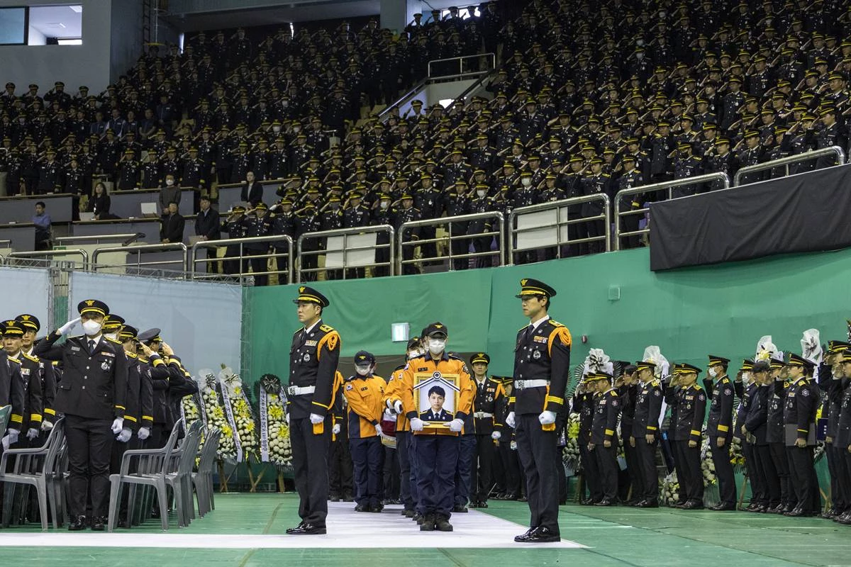 지난 19일 오전 경기 부천시 부천체육관에서 엄수된 고 김진석 소방위 영결식에서 운구행렬이 들어서고 있다 / 뉴스1