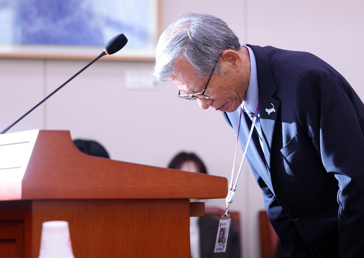 유홍준 국립중앙박물관장이 19일 서울 여의도 국회에서 열린 문화체육관광위원회의 국립중앙박물관 등에 대한 국정감사에서 업무보고를 하기 전 친일반민족행위자의 글씨를 독립운동가의 유묵으로 잘못 전시한 데 대해 고개 숙여 사과하고 있다. / 뉴스1