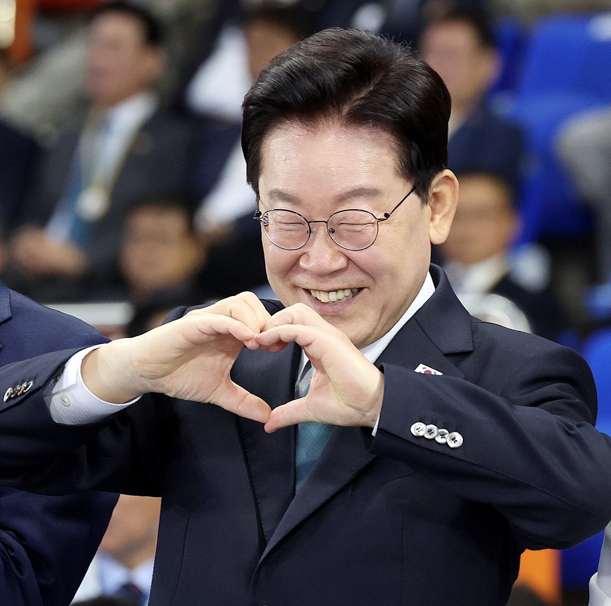이재명 대통령. 기사 이해를 돕기 위한 자료 사진. 이 대통령은 '국정 생중계도, 언론 접촉도, 현장 방문도, SNS도 모두 늘릴 것'이라고 밝혔다. 이 대통령은 21일 엑스에 <李 'SNS, 국무회의 생중계 계속'… 기자들 더 자주 만나 균형 잡아야>라는 제목의 신문사 사설을 공유했다. 그러면서 '좋은 지적이고 전적으로 공감한다'라며 이렇게 밝혔다. 이 대통령은 '국민과 현장은 물고기가 헤엄치는 물과 같다'라고도 말했다. / 뉴스1