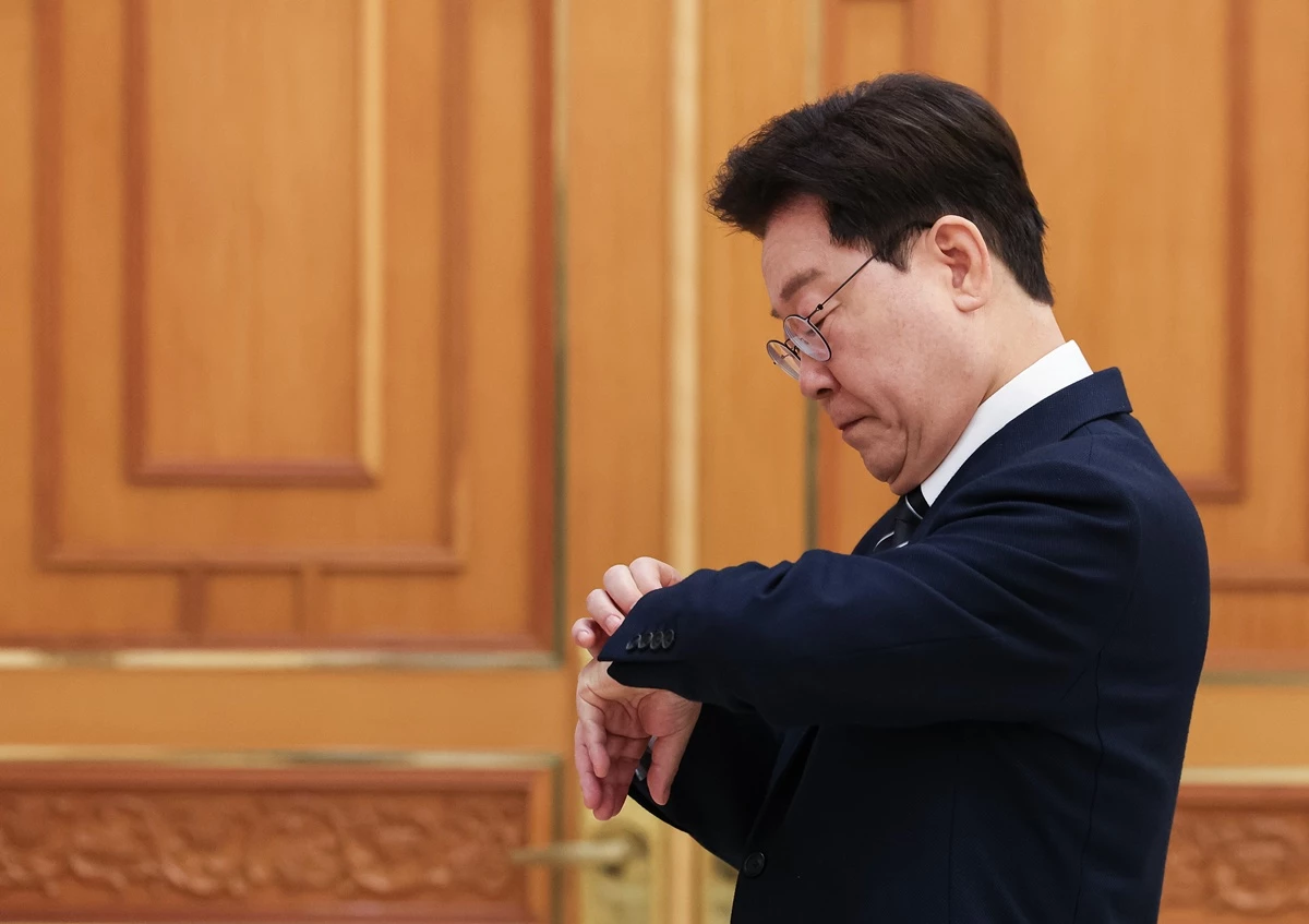 이재명 대통령이 청와대에서 아제이 방가 세계은행그룹(WBG) 총재 접견에 앞서 시간을 확인하고 있다. 기사 이해를 돕기 위한 자료 사진. 이 대통령은 '국정 생중계도, 언론 접촉도, 현장 방문도, SNS도 모두 늘릴 것'이라고 밝혔다. 이 대통령은 21일 엑스에 <李 'SNS, 국무회의 생중계 계속'… 기자들 더 자주 만나 균형 잡아야>라는 제목의 신문사 사설을 공유했다. 그러면서 '좋은 지적이고 전적으로 공감한다'라며 이렇게 밝혔다. 이 대통령은 '국민과 현장은 물고기가 헤엄치는 물과 같다'라고도 말했다. / 뉴스1