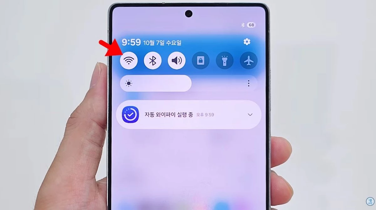 유튜브를 실행할 때 자동으로 와이파이가 실행되는 모습. / 유튜브 '1분미만'