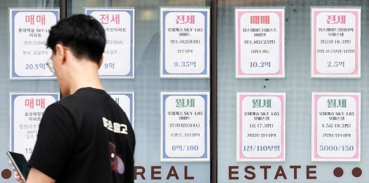 20일 서울부동산정보광장의 아파트 거래량 자료를 분석한 결과 올해 1∼9월 서울 아파트 월세 거래량은 8만7740건으로 전체 전월세 거래량(17만2227건)의 51.0%를 차지했다. 서울 아파트 월세 비중이 50%를 넘어선 것은 관련 통계 집계가 시작된 2011년 이후 처음이다. 사진은 이날 서울 시내 한 부동산 중개업소에 게시된 매물 정보. / 뉴스1