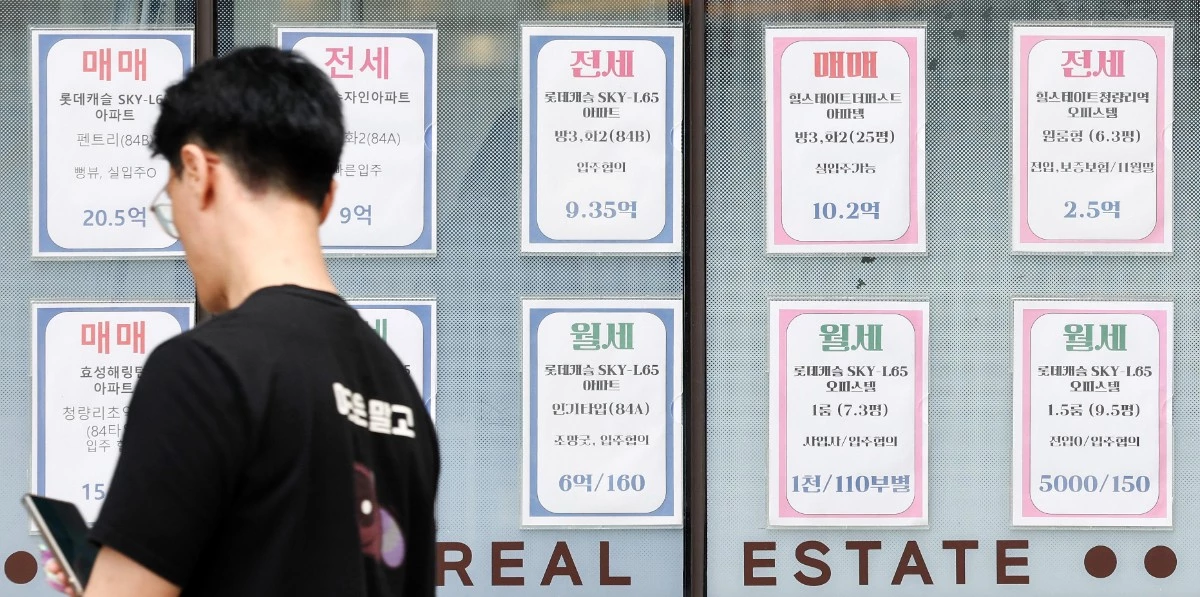 20일 서울부동산정보광장의 아파트 거래량 자료를 분석한 결과 올해 1∼9월 서울 아파트 월세 거래량은 8만7740건으로 전체 전월세 거래량(17만2227건)의 51.0%를 차지했다. 서울 아파트 월세 비중이 50%를 넘어선 것은 관련 통계 집계가 시작된 2011년 이후 처음이다. 사진은 이날 서울 시내 한 부동산 중개업소에 게시된 매물 정보. / 뉴스1