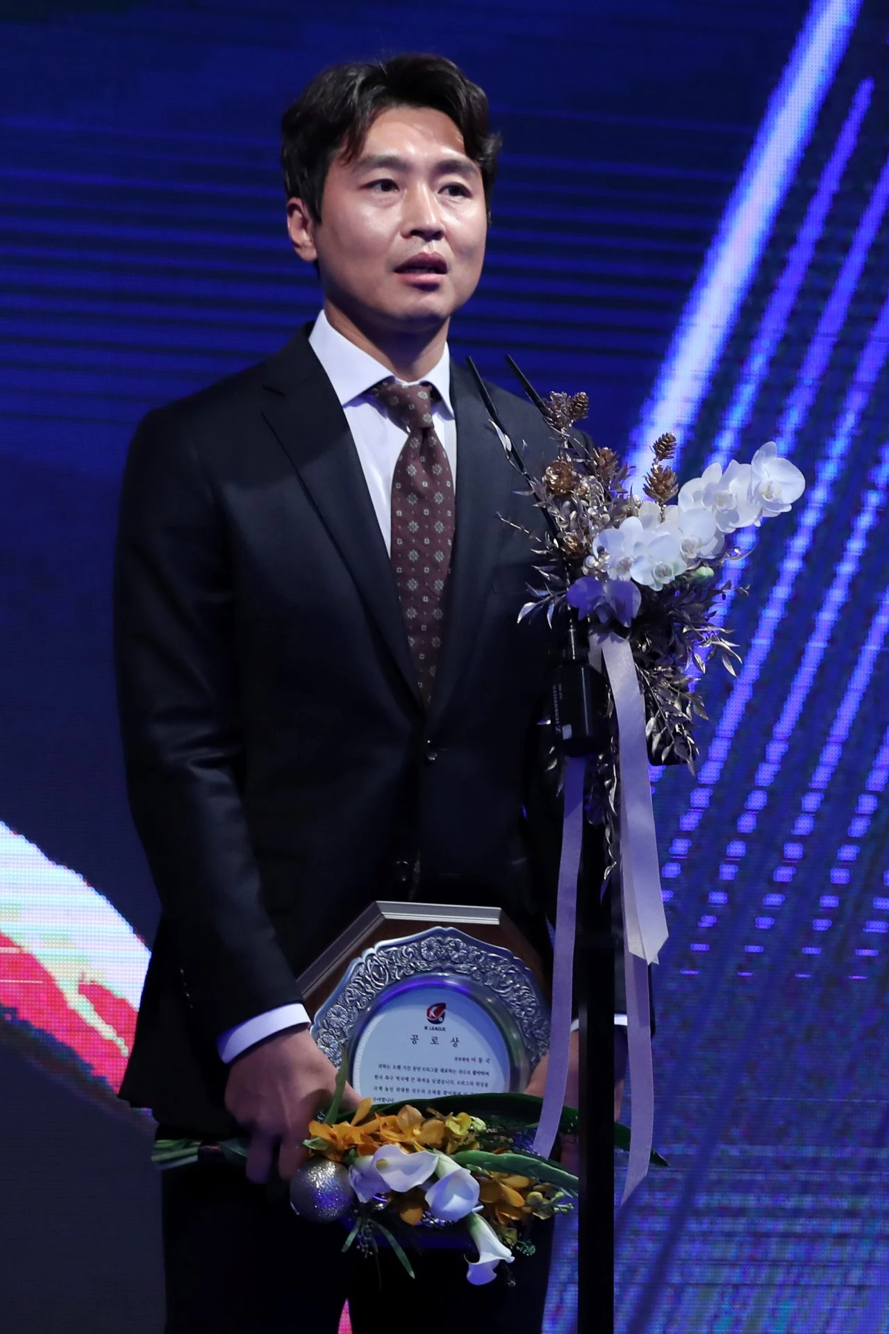 전북 이동국이 2020년 서울 서대문구 스위스그랜드호텔에서 열린 '하나원큐 K리그 대상 시상식 2020'에서 공로상을 수상하고 소감을 말하고 있다.   / 뉴스1