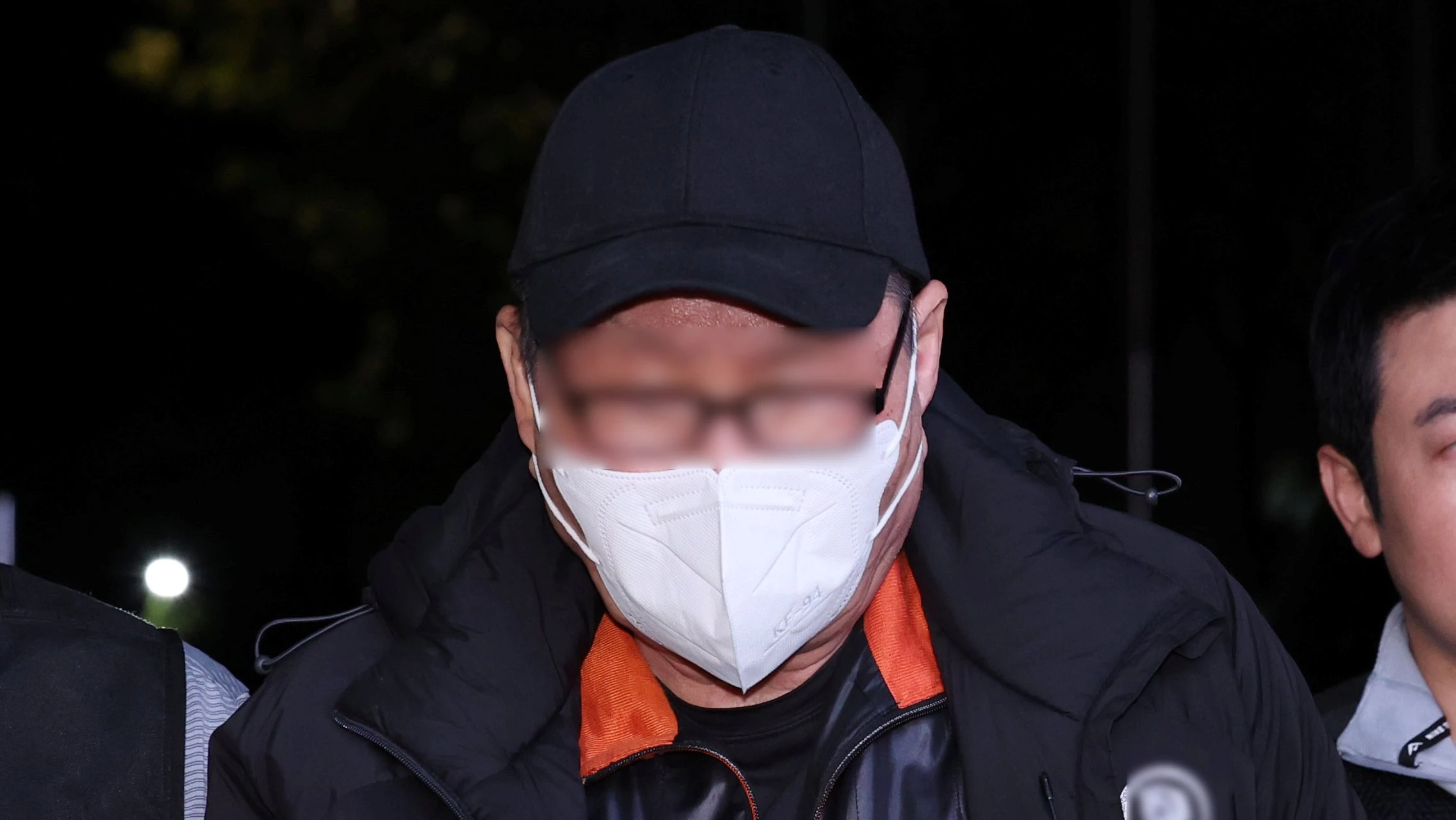 역삼동 빌딩 두 곳에 잇따라 불을 지른 혐의를 받는 방화 용의자 A 씨가 20일 오후 서울 강남구 수서경찰서로 압송되고 있다. / 뉴스1