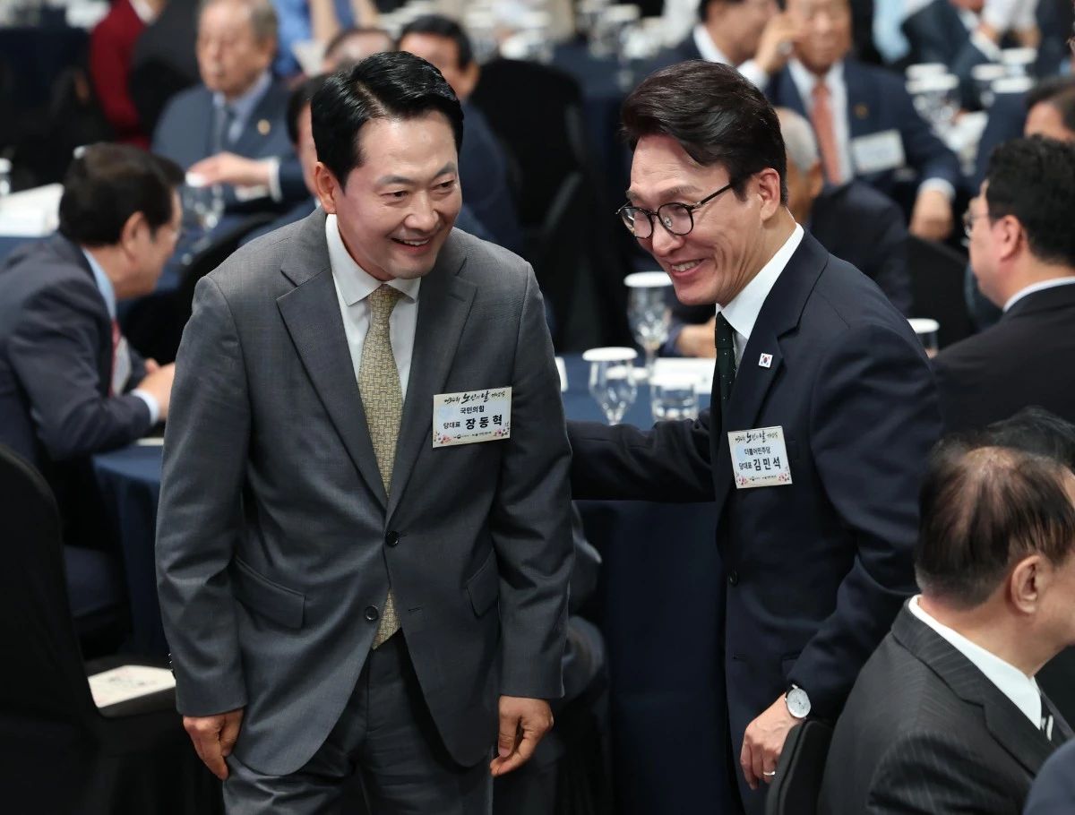 김민석 더불어민주당 대표와 장동혁 국민의힘 대표가 2일 서울 한 호텔에서 열린 제30회 노인의 날 기념식에 참석하고 있다. / 뉴스1